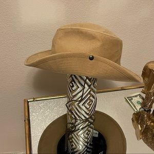 Women's Hat by Hatquarters
by Henschel